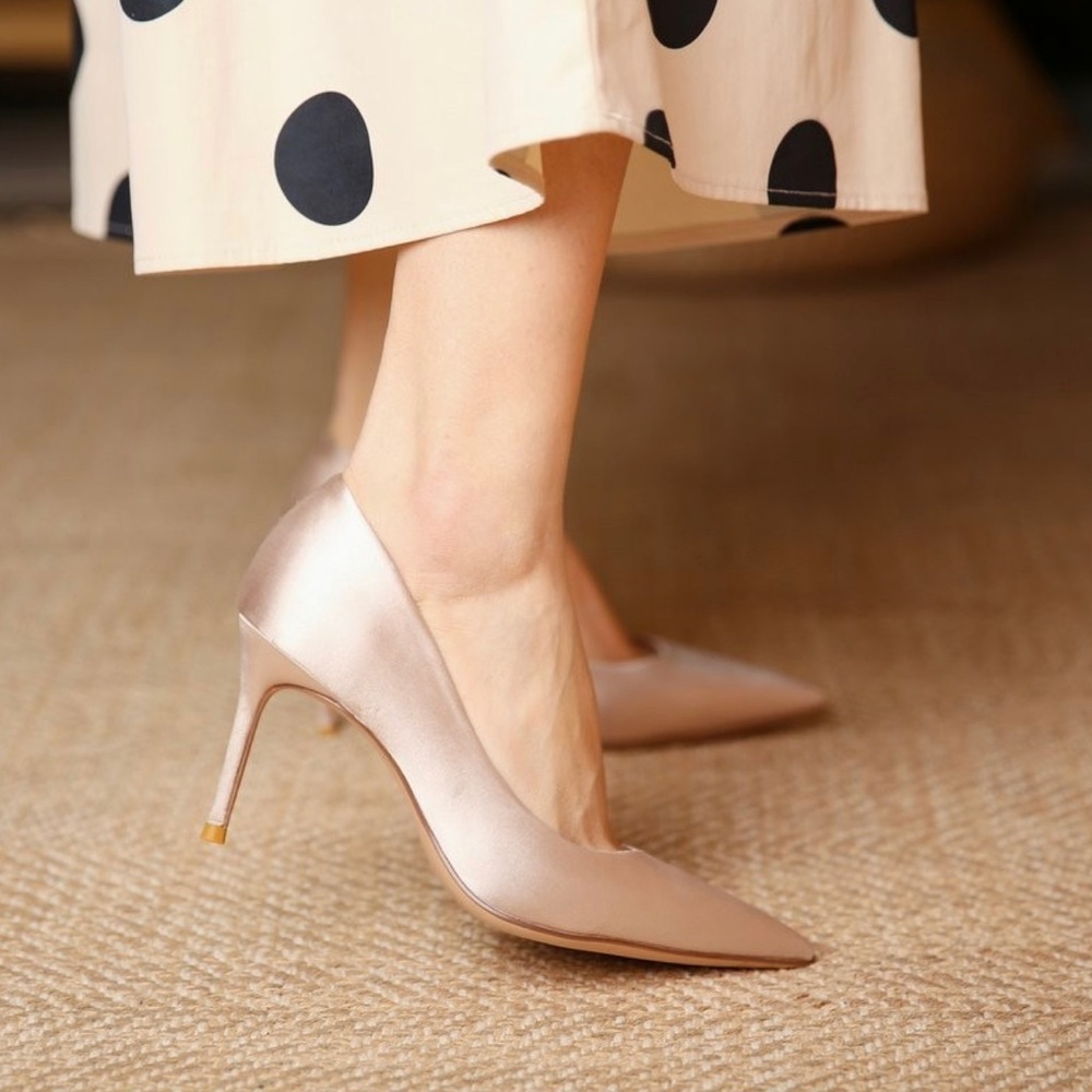Metallic heel pumps